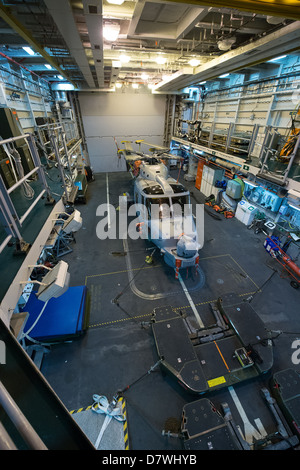 Le Hangar et le Mk8 (variante) Lynx hélicoptère maritime à bord du HMS Diamond Banque D'Images