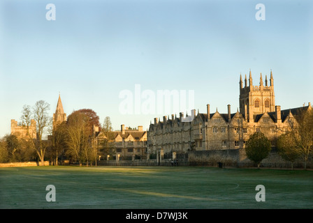 Université d'Oxford. Merton College et Merton College Chapel Tower, de l'autre côté de Christ Church College Meadow. Peu après l'aube. 2013 ROYAUME-UNI HOMER SYKES 2010 Banque D'Images