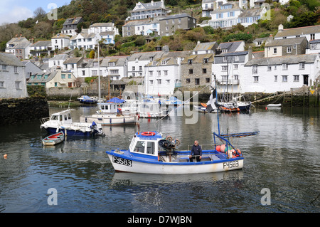 Bateau de tourisme en attente de passagers port de Polperro Cornwall England UK GO Banque D'Images