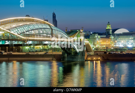 Bogdan Khmelnitski, vue du pont de la gare de Kiev à Moscou en fin de soirée Banque D'Images