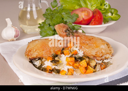 Pilons de poulet rôties et légumes sur une plaque Banque D'Images