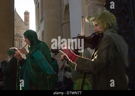 Musiciens jouant de la musique folklorique fêtes du matin du premier mai. Oxford Oxfordshire Angleterre 2013 2010s. ROYAUME-UNI HOMER SYKES Banque D'Images