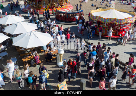 Vacances de foules, plage et la promenade, Brighton, UK Banque D'Images