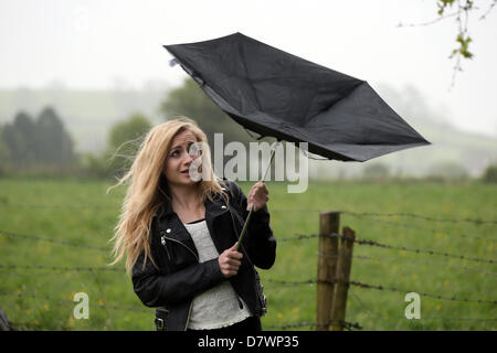 Glastonbury, Somerset, Royaume-Uni. 14 mai 2013. Le vent et la pluie a frappé le sud-ouest de l'Angleterre. Crédit : JASON BRYANT / Alamy Live News Banque D'Images