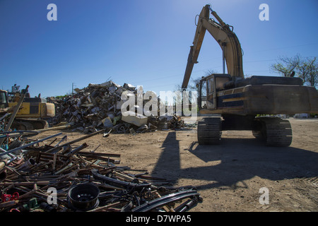 Crane avec aimant ramasser la ferraille pour recyclage en Junk Yard Banque D'Images