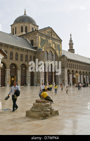 Damas, Syrie. Les familles syriennes dans la cour de la Grande Mosquée des Omeyyades, un monument islamique construit au 8ème siècle Banque D'Images