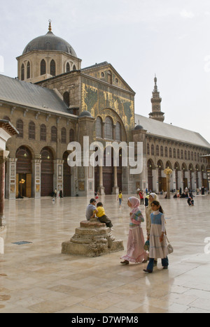 Damas, Syrie. Les familles syriennes dans la cour de la Grande Mosquée des Omeyyades, un monument islamique construit au 8ème siècle Banque D'Images