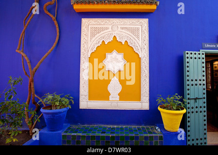 Jardins Majorelle : Composition avec bleu cobalt profond Banque D'Images