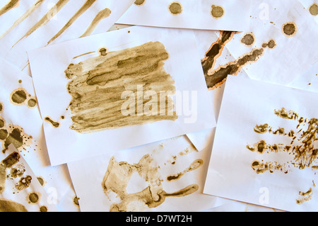 Travail sale - beaucoup de feuilles de papier avec des croquis. Banque D'Images