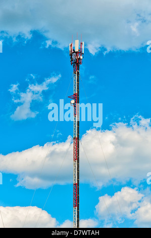 Seule la tour de cellule sur fond de ciel bleu nuageux, vue verticale. Banque D'Images