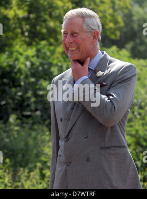 Prince de Galles le prince Charles rend visite à un éco village appelé EcoDysgu à Bridgend, Galles du Sud. Banque D'Images