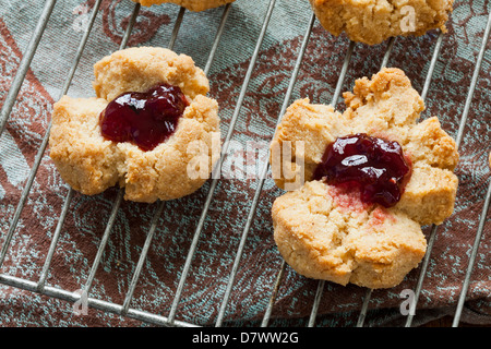 La farine d'Amande sans gluten cookies sur une grille de refroidissement Banque D'Images