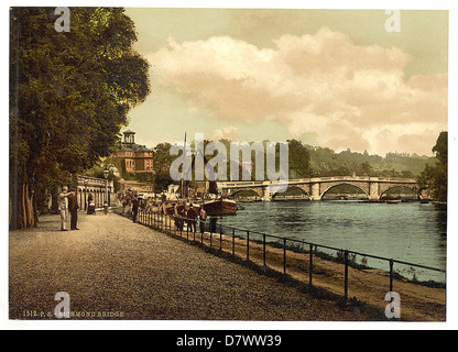 Cette photographie de la Bibliothèque du Congrès montre Richmond Bridge, une structure emblématique de Londres, qui capture sa beauté architecturale et le paysage de banlieue environnant. Banque D'Images