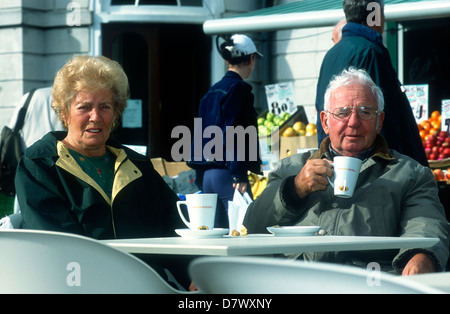 Couple de personnes âgées en prenant un verre dans un café en plein air, Kingston-upon-Thames, Surrey, UK. Banque D'Images