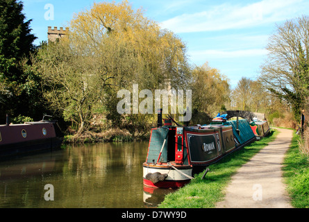 Narrowboats sur le canal d'Oxford à Shipton sur Cherwell dans l'Oxfordshire Banque D'Images