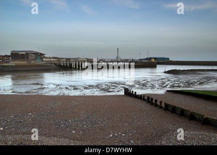 La rivière Adur avec Port Shoreham / Harbour dans l'arrière-plan - Shoreham-by-Sea, West Sussex, Angleterre, Royaume-Uni. Banque D'Images