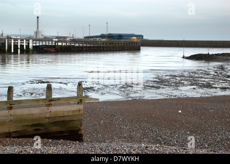 La rivière Adur avec Port Shoreham / Harbour dans l'arrière-plan - Shoreham-by-Sea, West Sussex, Angleterre, Royaume-Uni. Banque D'Images