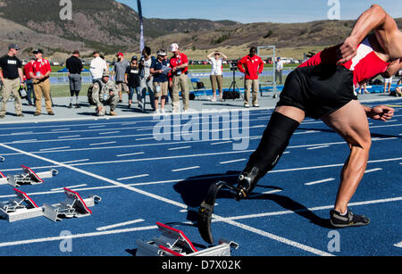 Colorado Springs, Colorado, États-Unis. 14 mai 2013. Un coureur pratique son commencer à partir de ces blocs en préparation pour le 100 mètres au-dessous du genou (simple et double) au cours de la 2013, la compétition pour les jeux guerriers blessés, malades et blessés. Un total de 260, l'armée, de la Marine Marine Corps/Garde côtière canadienne, de la Force aérienne, opérations spéciales des Forces armées britanniques et membres de service avec d'amputations, de la moelle épinière, le trouble de stress post-traumatique et un traumatisme crânien devraient prendre part au cours des six jours de compétition. Credit : ZUMA Press, Inc. / Alamy Live News Banque D'Images