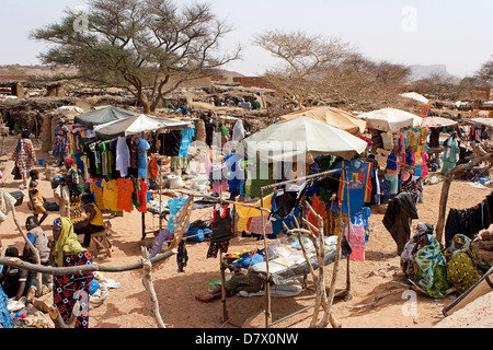 Marché de village Dogon de Symbi avec colonies de nomades touaregs, Peuls), Peul (langue sonraï et peuple Dogon, au Mali Banque D'Images