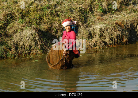 Les népalaises avec filets de pêche traditionnels près de Phokara, Népal Banque D'Images