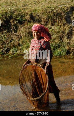 Les népalaises avec filets de pêche traditionnels près de Phokara, Népal Banque D'Images