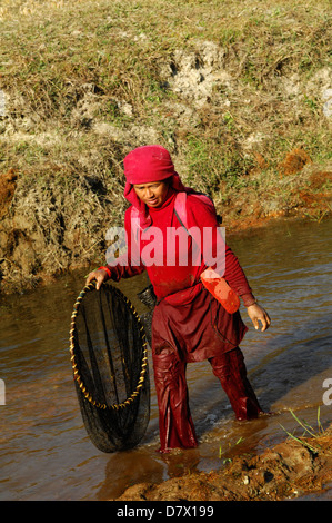 Les népalaises avec filets de pêche traditionnels près de Phokara, Népal Banque D'Images