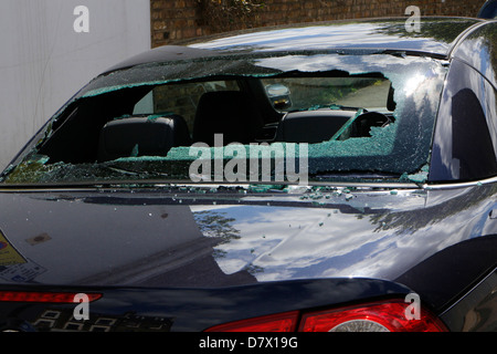 Pare-brise arrière de la voiture, des fenêtres fracassées cambriolés par des voleurs, vol, vandalisme Banque D'Images