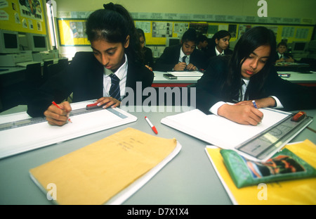 Scène de classe, l'école secondaire de Lande, Hounslow, Middlesex, Royaume-Uni. Banque D'Images