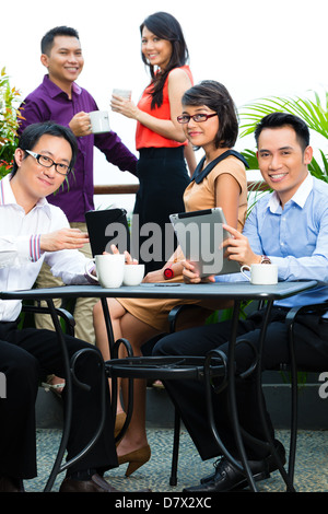 L'équipe créative d'Asie - les jeunes gens d'affaires sont avec succès un projet Banque D'Images