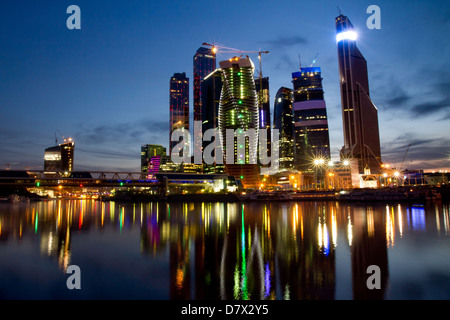 Vue de la nuit de gratte-ciel du centre d'affaires à Moscou Banque D'Images