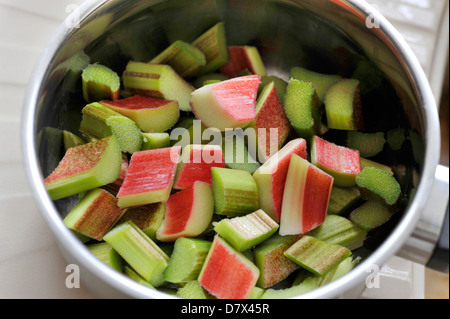 Nouvelle saison de la rhubarbe dans une casserole et prêt à cuire. Banque D'Images