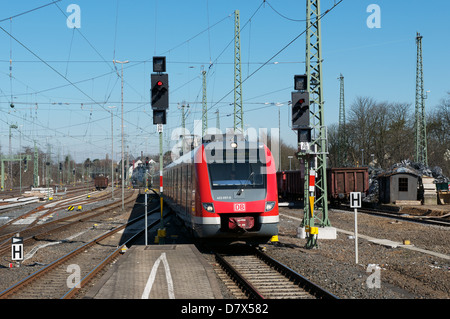 S1 (Réseau Express Régional) de Dortmund train de voyageurs arrivant à Solingen, Allemagne. Banque D'Images