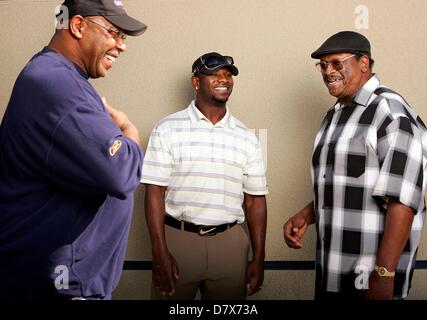 13 mai 2013 - Fichier - ancien d'utiliser de nouveau Chuck Muncie, trois fois All-Pro Ligue nationale de football, est décédé lundi à l'âge de 60 ans. Son décès est dû à une crise cardiaque. 'Chuck' Harry Vance Muncie était un qui a joué pour les New Orleans Saints et les Chargers de San Diego de 1976 à 1984. Il a été sélectionné pour le Pro Bowl trois fois (1979, 1981 et 1982) et attaché la saison NFL-ensuite enregistrer pour touchés en 1981. Présenté : 17 novembre 2009 à San Diego, CA, Chargeurs- demis CHUCK MUNCIE, gauche, LaDAINIAN TOMLINSON, et Paul LOWE parle de l'ancienne 24 Banque D'Images