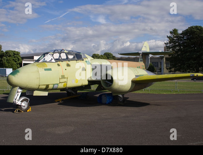 RAF Vintage Jet Fighter Gloster Meteor WA591 G-BWMF s'approche de état de vol à Kemble Cotswold Airshow Banque D'Images