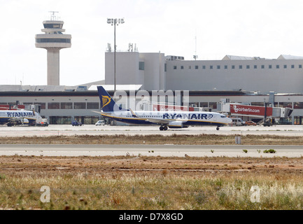 Un avion de Ryanair se prépare à décoller de l'espagnol à l'aéroport de Palma de Majorque Banque D'Images