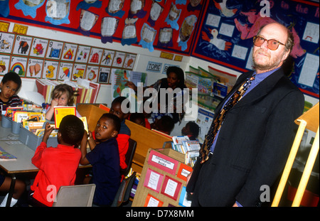 Directeur en classe avec les élèves, Gloucester Park l'école primaire, Southwark, dans le sud de Londres, au Royaume-Uni. Banque D'Images