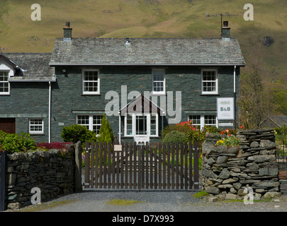 Maison offrant bed & breakfast accommodation, dans le village de Grange, Borrowdale, Lake District, Cumbria, Angleterre, Royaume-Uni Banque D'Images