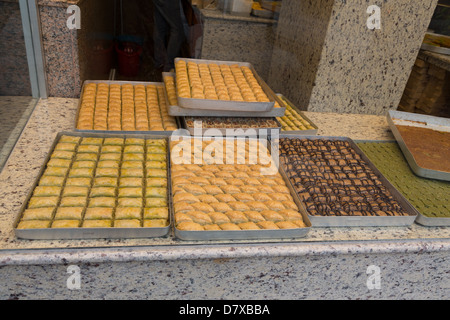 Baklava en vente dans une pâtisserie à Istanbul Banque D'Images