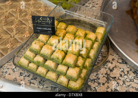 Les baklavas dans vitrines des Hafiz Mustafa, célèbre pâtisserie à Istanbul Banque D'Images