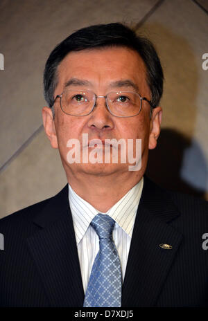 14 mai 2013, Tokyo, Japon - Nouveau président de Sharp Corp. du Japon Kozo Takahashi assiste à une conférence de presse à Tokyo, le mardi, 14 mai, 2013. Takahashi, actuellement vice-président exécutif, va devenir son président et directeur général en date du 25 juin à un remaniement ministériel pour aider à rétablir la rentabilité après déclaration d'une perte record de 5,4 milliards de dollars dans l'exercice terminé en mars. (Photo de Natsuki Sakai/AFLO) Banque D'Images