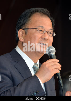 14 mai 2013, Tokyo, Japon - Takashi Okuda, président sortant du Sharp Corp., prend la parole lors d'une conférence de presse à Tokyo le mardi 14 mai 2013. Kozo Takahashi, actuellement vice-président exécutif, va devenir son président et directeur général en date du 25 juin à un remaniement ministériel pour aider à rétablir la rentabilité après déclaration d'une perte record de 5,4 milliards de dollars dans l'exercice terminé en mars. (Photo de Natsuki Sakai/AFLO) Banque D'Images