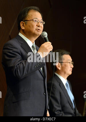 14 mai 2013, Tokyo, Japon - Takashi Okuda, président sortant du Sharp Corp., prend la parole lors d'une conférence de presse à Tokyo le mardi 14 mai 2013. Kozo Takahashi, seate à droite, actuellement vice-président exécutif, va devenir son président et directeur général en date du 25 juin à un remaniement ministériel pour aider à rétablir la rentabilité après déclaration d'une perte record de 5,4 milliards de dollars dans l'exercice terminé en mars. (Photo de Natsuki Sakai/AFLO) Banque D'Images