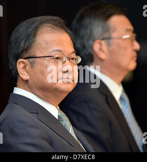 14 mai 2013, Tokyo, Japon - Takashi Okuda, à gauche, président sortant du Japon de Sharp Corp., et son successeur Kozo Takahashi assister à une conférence de presse à Tokyo, le mardi, 14 mai, 2013. Takahashi, actuellement vice-président exécutif, va devenir son président et directeur général en date du 25 juin à un remaniement ministériel pour aider à rétablir la rentabilité après déclaration d'une perte record de 5,4 milliards de dollars dans l'exercice terminé en mars. (Photo de Natsuki Sakai/AFLO) Banque D'Images