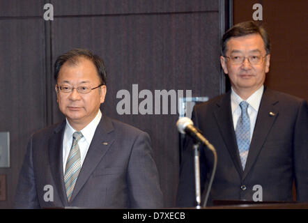 14 mai 2013, Tokyo, Japon - Takashi Okuda, à gauche, président sortant du Japon de Sharp Corp., et son successeur Kozo Takahashi arrivent pour une conférence de presse à Tokyo le mardi 14 mai 2013. Takahashi, actuellement vice-président exécutif, va devenir son président et directeur général en date du 25 juin à un remaniement ministériel pour aider à rétablir la rentabilité après déclaration d'une perte record de 5,4 milliards de dollars dans l'exercice terminé en mars. (Photo de Natsuki Sakai/AFLO) Banque D'Images