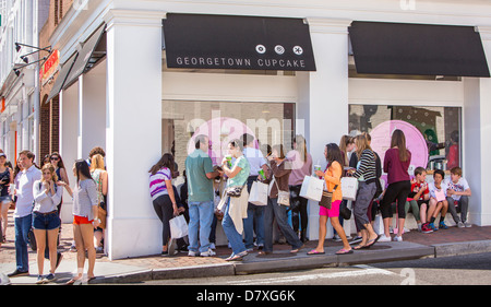 WASHINGTON, DC, USA - Les gens faisant la queue pour Georgetown Cupcake shop au coin de M et 33e rues de Georgetown. Banque D'Images