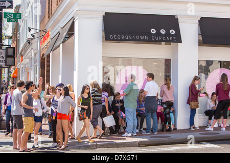 WASHINGTON, DC, USA - Les gens faisant la queue pour Georgetown Cupcake shop au coin de M et 33e rues de Georgetown. Banque D'Images