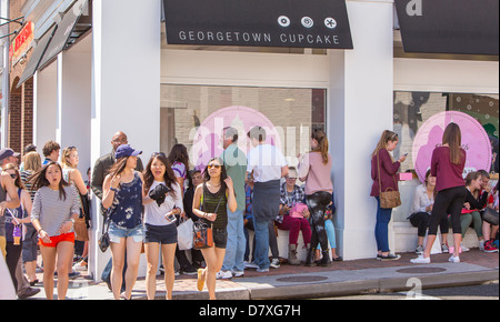 WASHINGTON, DC, USA - Les gens faisant la queue pour Georgetown Cupcake shop au coin de M et 33e rues de Georgetown. Banque D'Images