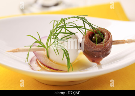 Fromage Mozzarella et anchois roulés sur un bâton Banque D'Images