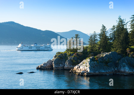 BC ferry passe par le parc Whytecliff, West Vancouver, British Columbia, Canada Banque D'Images