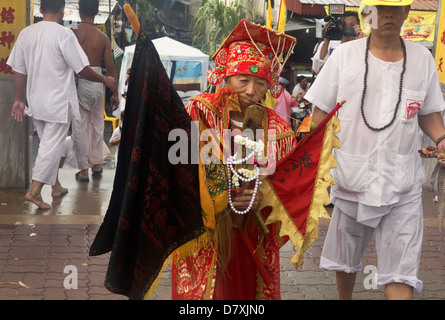 PHUKET, Thaïlande 3 Octobre 2011 : un médium participe à un défilé de rue pendant le Festival Végétarien de Phuket. Banque D'Images